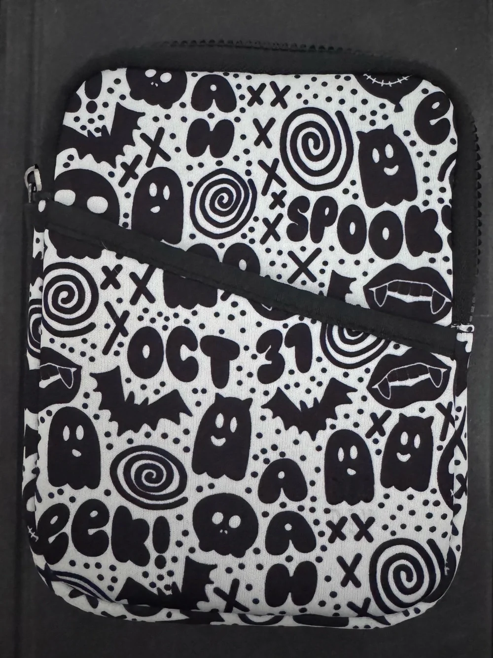 Radrev Halloween/spooky Kindle pouch